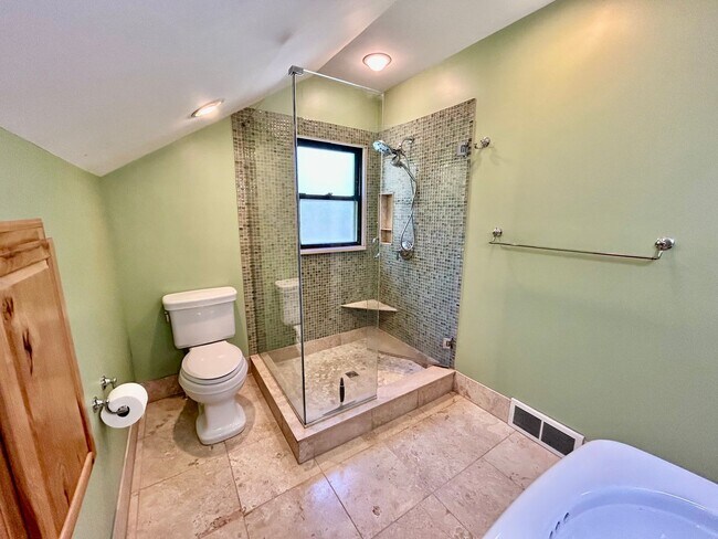 Building Photo - Amazing Home in Tahoma Terrace!