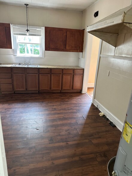 Building Photo - 1515 Maple Ave