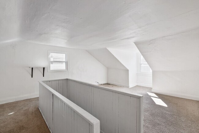 Building Photo - 2 bed 1 bath - great location, spacious, l...