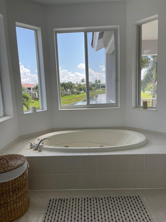 Building Photo - 4600 Mariners Cove Dr