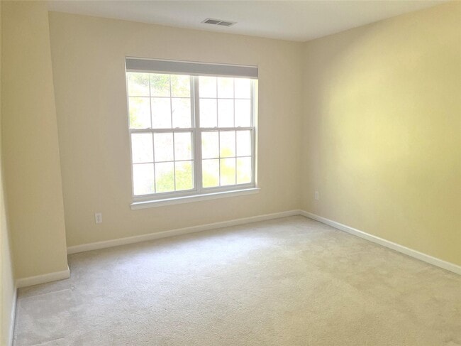 Building Photo - 890 Huntington Dr