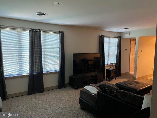 Building Photo - 1032 N Easton Rd