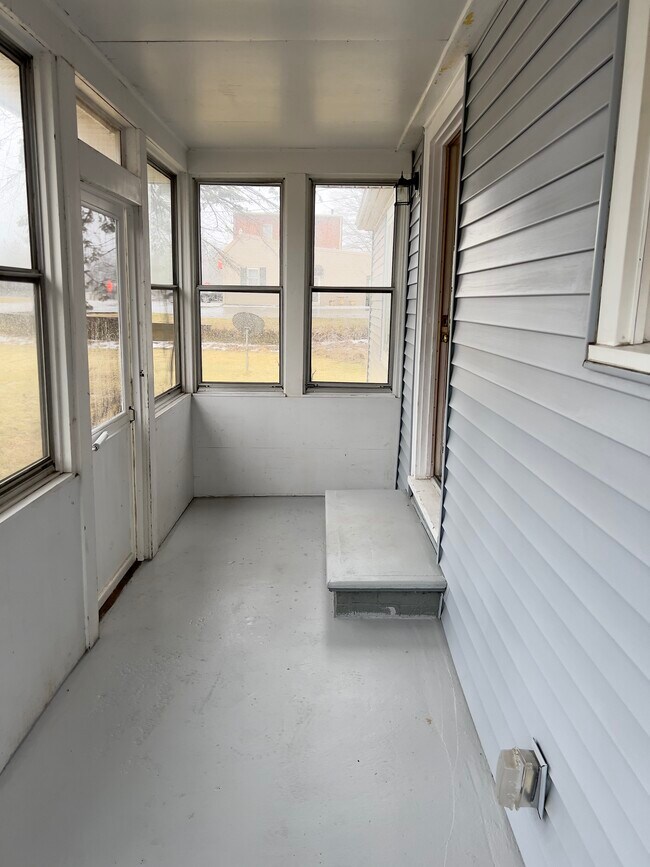 Screen Porch - 4705 Ardmore Ave