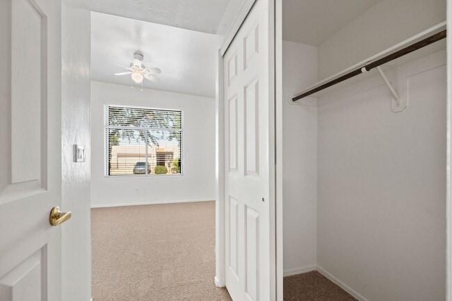 Building Photo - 730 N Northern Vista Pl