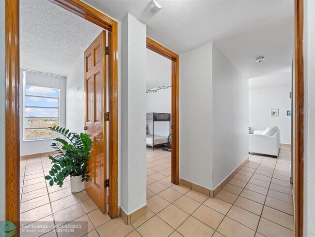 Building Photo - 310 Fontainebleau Blvd