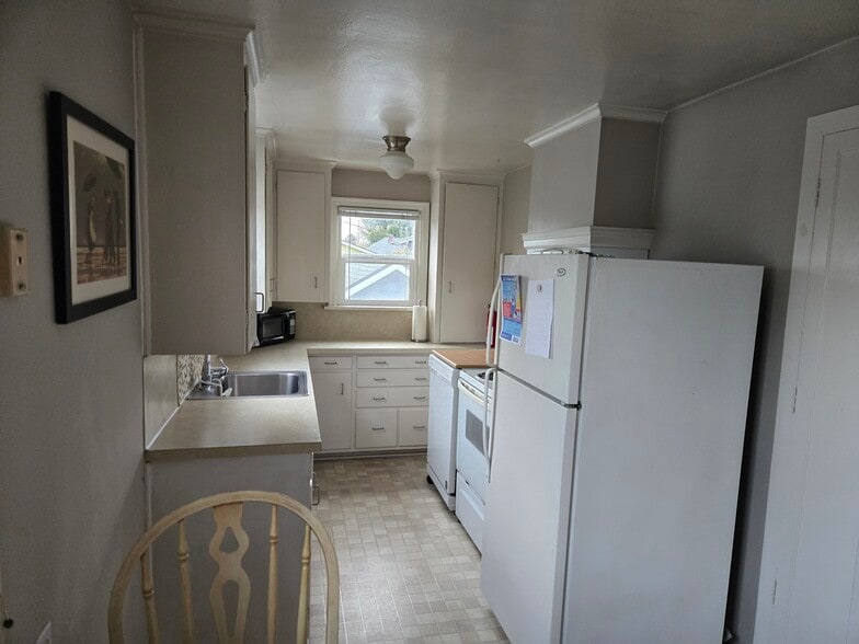 Kitchen - 1726 Hoyt Ave