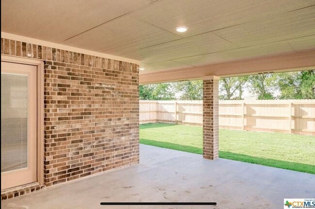 Building Photo - 2613 Crystal Ann Dr