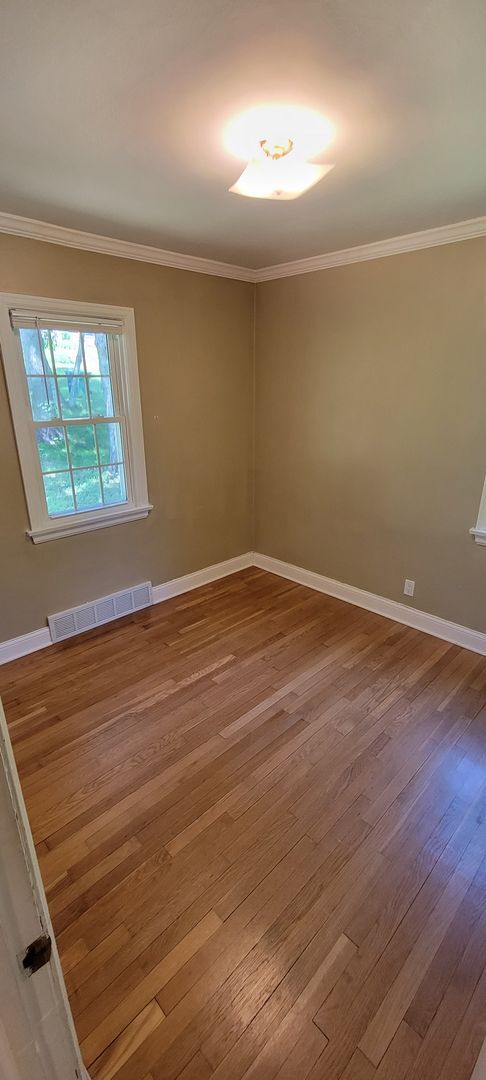 Building Photo - AVAILABLE AUGUST - 2 Bed, 1 Bath With Secl...