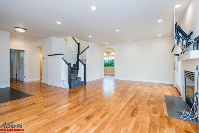 Building Photo - Gorgeous Mountain View Home Near Downtown