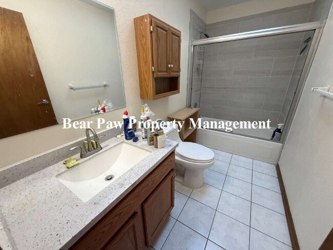 Building Photo - Two bedroom, two bath Bailey Beauty!