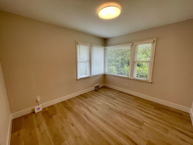 Building Photo - 7605 Sunset Cir W
