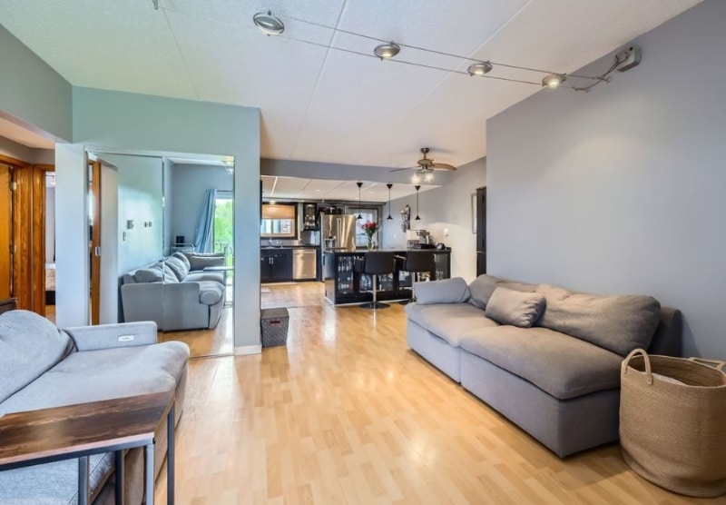 Building Photo - 953 N Rohlwing Rd