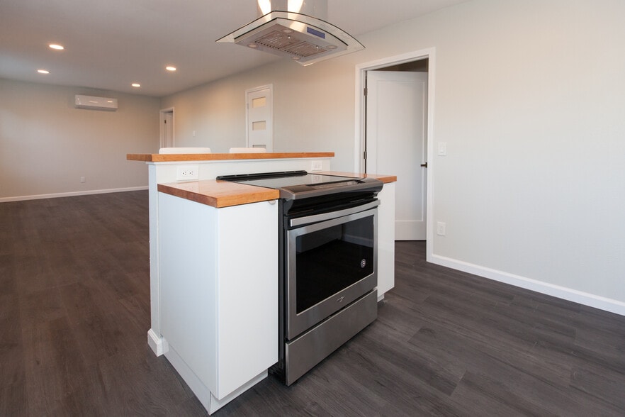 Electric stove - 4358 Aragon Dr