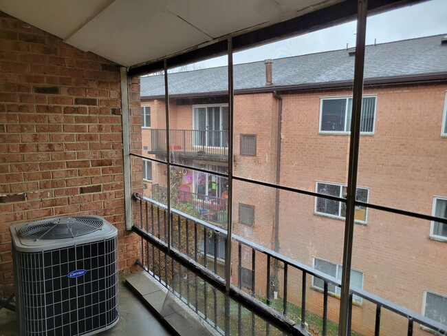 Building Photo - Charming 2 BR/1 BA Condo in Silver Spring!