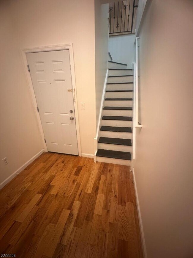 Primary Photo - 192 Fairview Ave