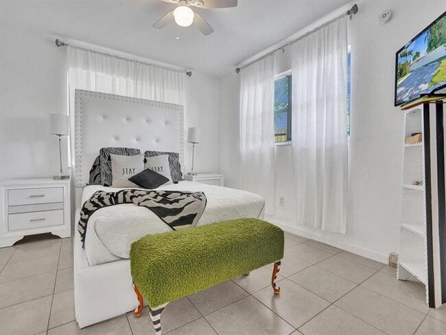 Building Photo - 4422 Sea Grape Dr