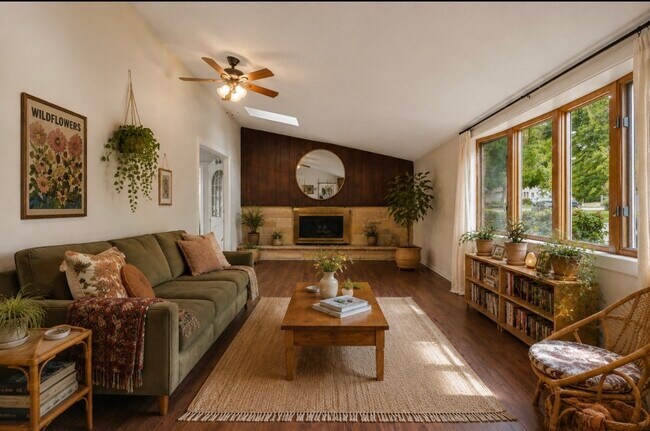Building Photo - 131 Oak Dr