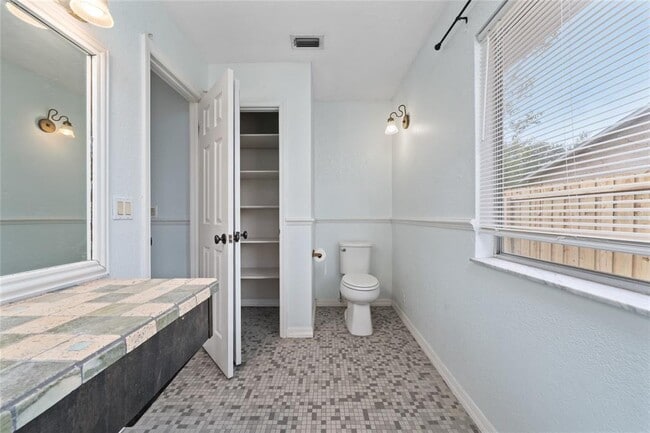 Building Photo - 245 Moonbeam Rd