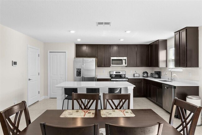 Building Photo - 740 Simone Ct