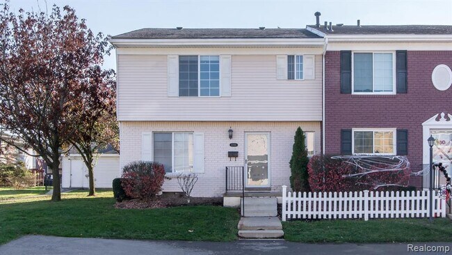 Primary Photo - 32296 W 12 Mile Rd