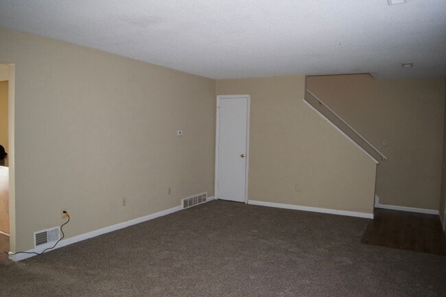 Building Photo - Nice 3 Bedroom 2.5 Bathroom Townhome