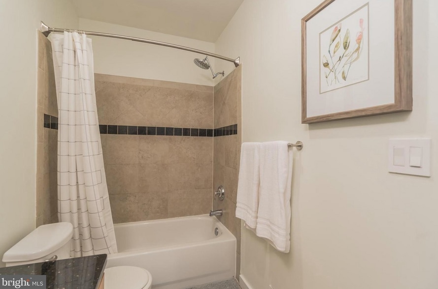 Building Photo - 302 Todd Pl NE