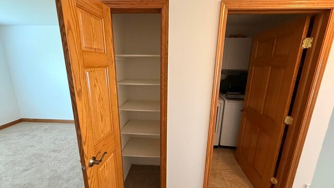 Building Photo - 220 Oak Knoll Ct