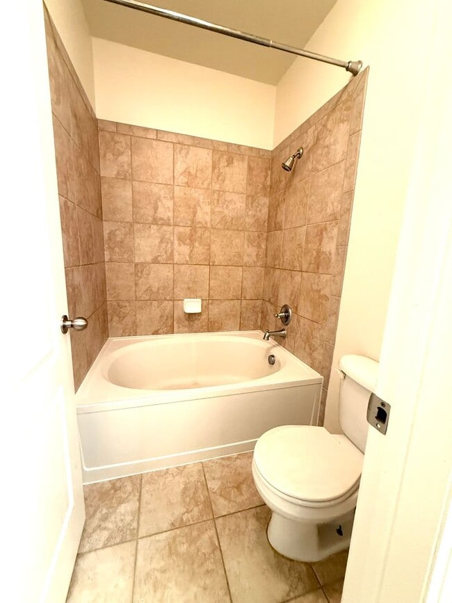 Building Photo - 2 bed/2.5 bath Townhome in Central Arvada ...