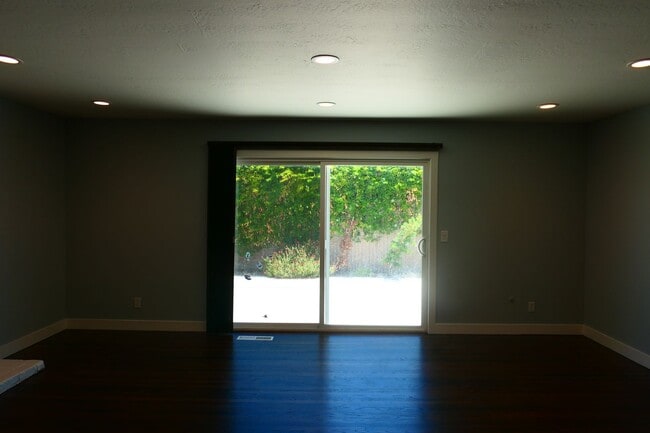 Building Photo - 4 bedroom 2 bath! Forced air, hardwood flo...