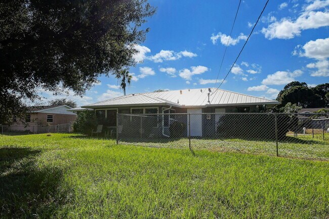 Building Photo - 1521 SW Curry St
