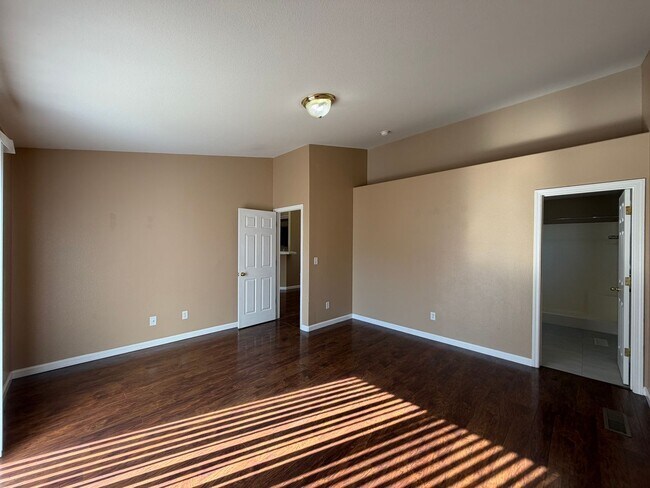 Building Photo - 221 Endeavor Ln