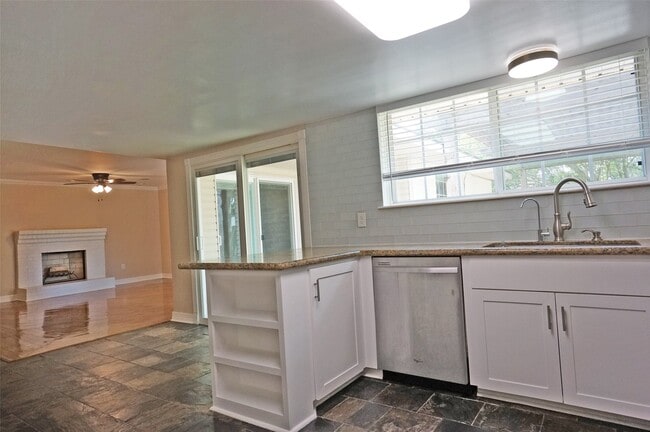 Building Photo - 1922 Westlake Way