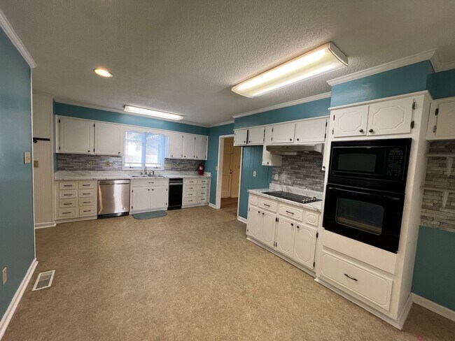 Building Photo - 104 Cambridge Ln