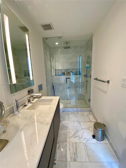 Building Photo - 1451 Brickell Ave