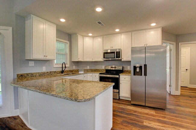 Building Photo - 133 Riverbend Dr