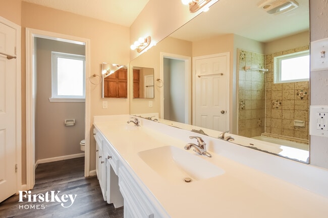 Building Photo - 3823 Pleasant Valley Dr