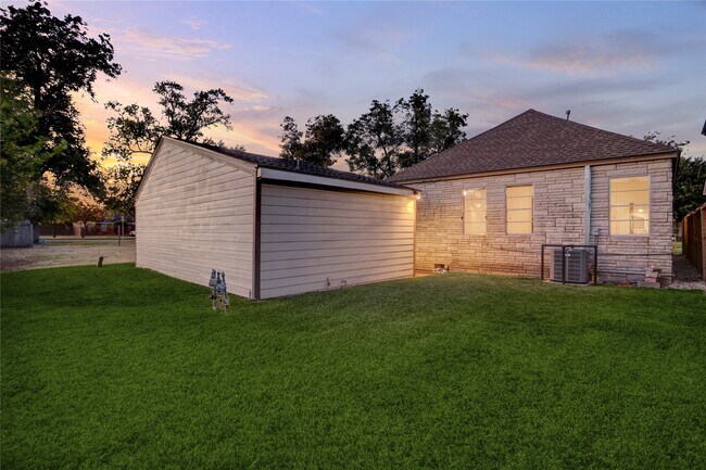 Building Photo - 806 Sue St