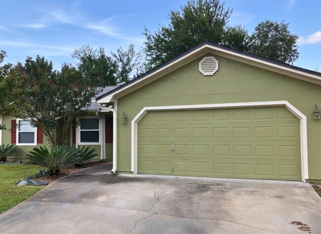 Building Photo - 3/2 home with a fenced in yard!