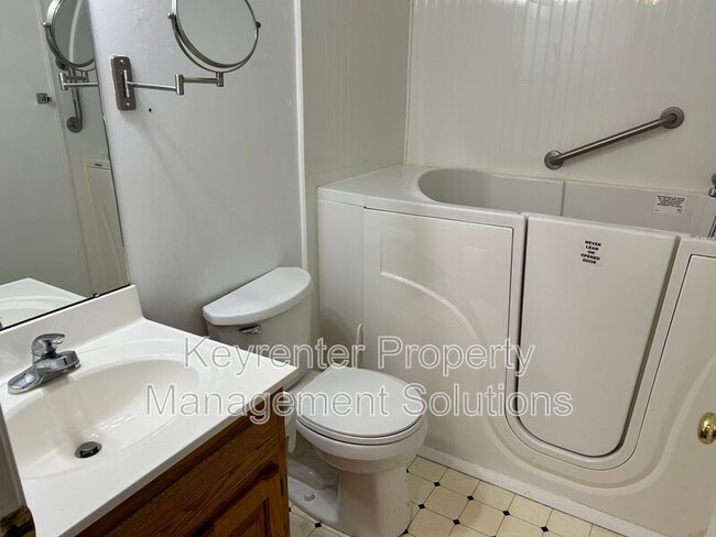 Building Photo - 2055 Hampton Dr