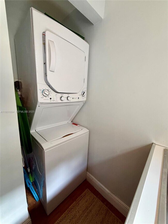 Building Photo - 4812 Pine Tree Dr