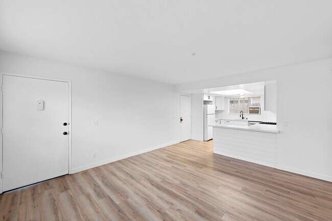 Building Photo - 211 Avenida Miramar