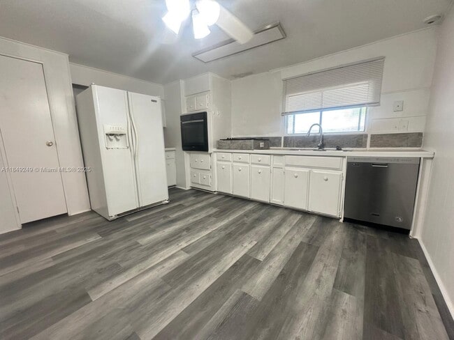 Primary Photo - 23017 Watergate Cir
