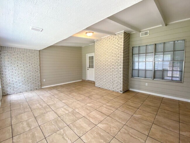 Building Photo - Large 3 bed, 2 bath home near Raines and I...