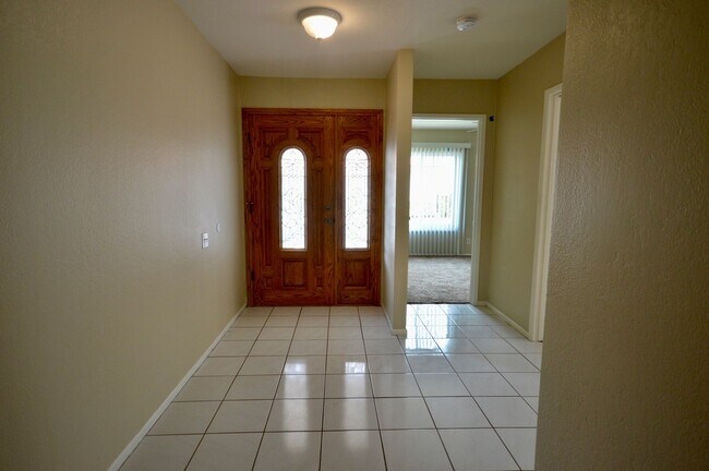 Building Photo - 2 Bedroom plus Den Home in 55+ Community i...