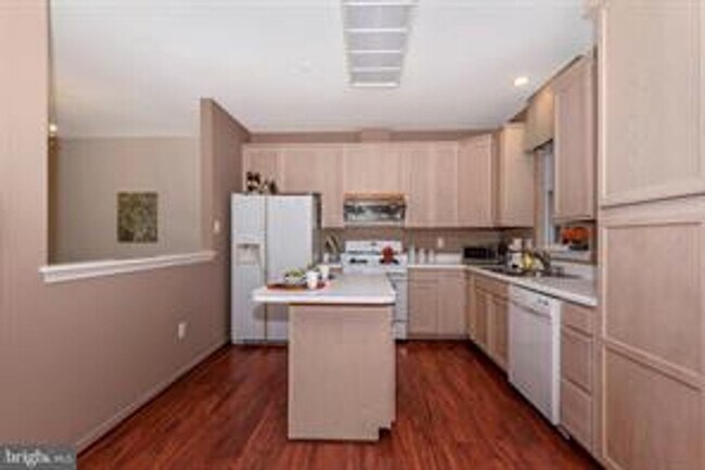 Building Photo - WELL MAINTAINED TOWNHOUSE WITH ONE CAR GARAGE, DECK,