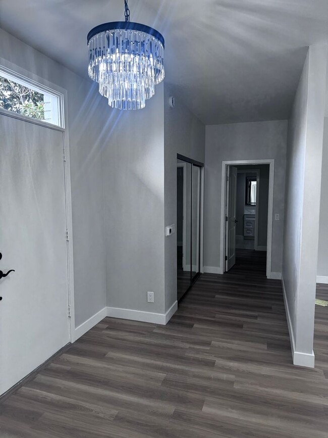 Building Photo - Spacious 3 Bed 2 Bath in Enderle Gardens: ...