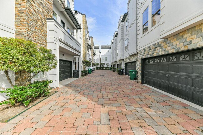 Building Photo - 1529 Rosewood St