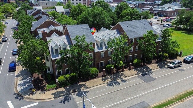 Building Photo - Updated Brick Condo in the Heart of Downto...