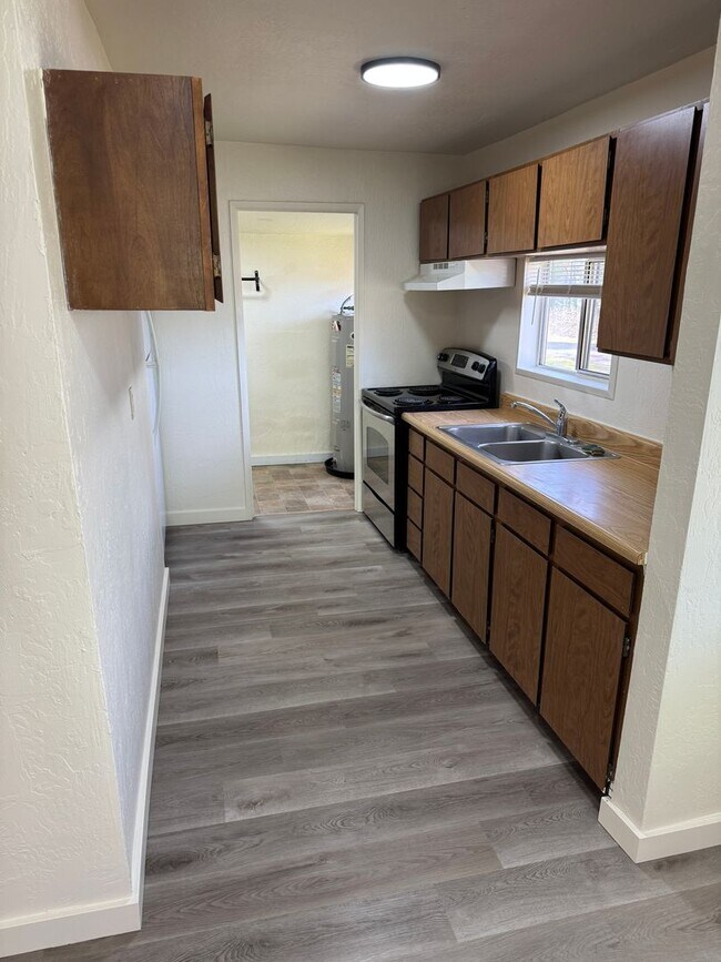 Building Photo - Freshly updated 2 bed, 1 bath house in Lowell