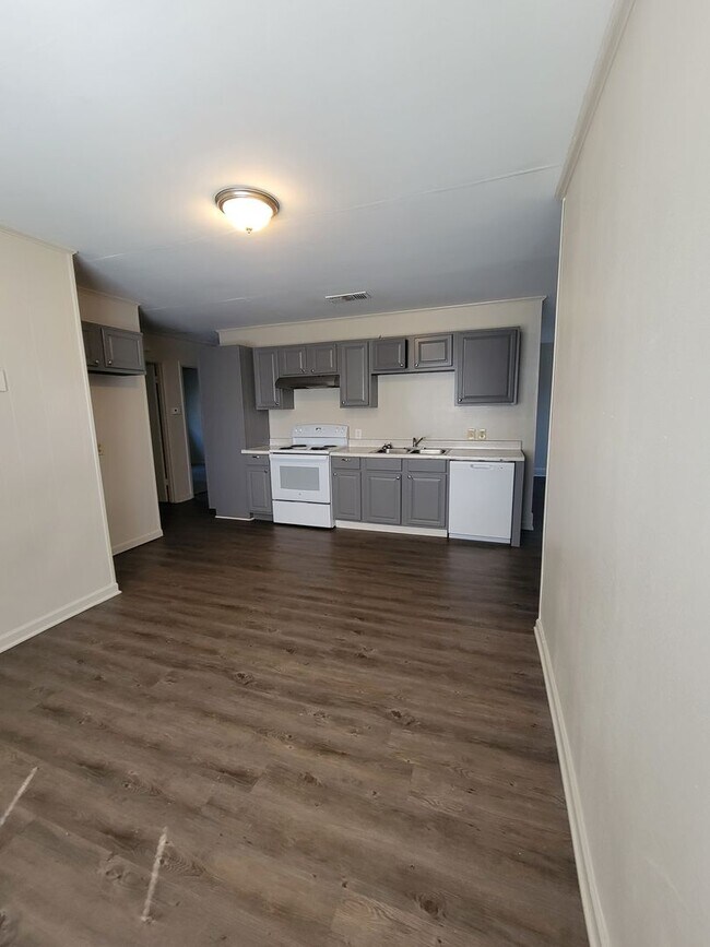 Building Photo - 3 bedroom 1 bathroom $300 OFF 1ST MONTH SPECIAL